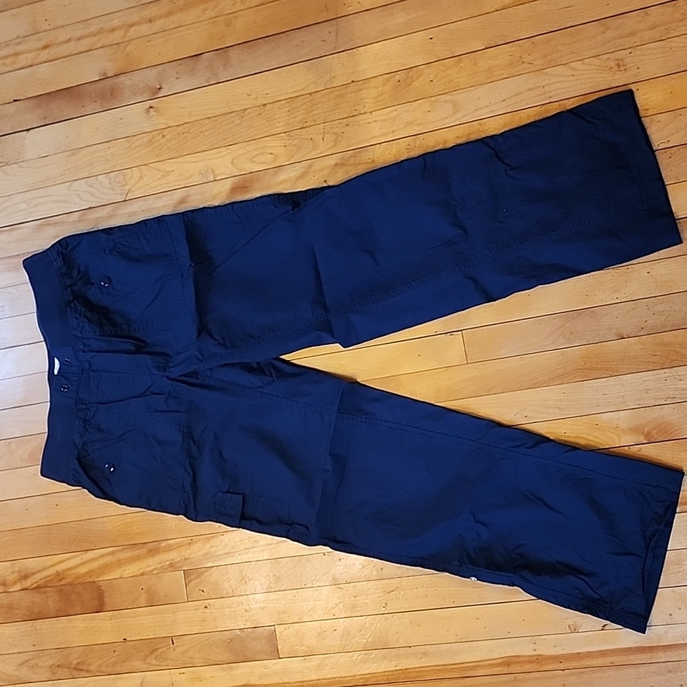 Womens Liz Claiborne cargo pants size small. Navy blue